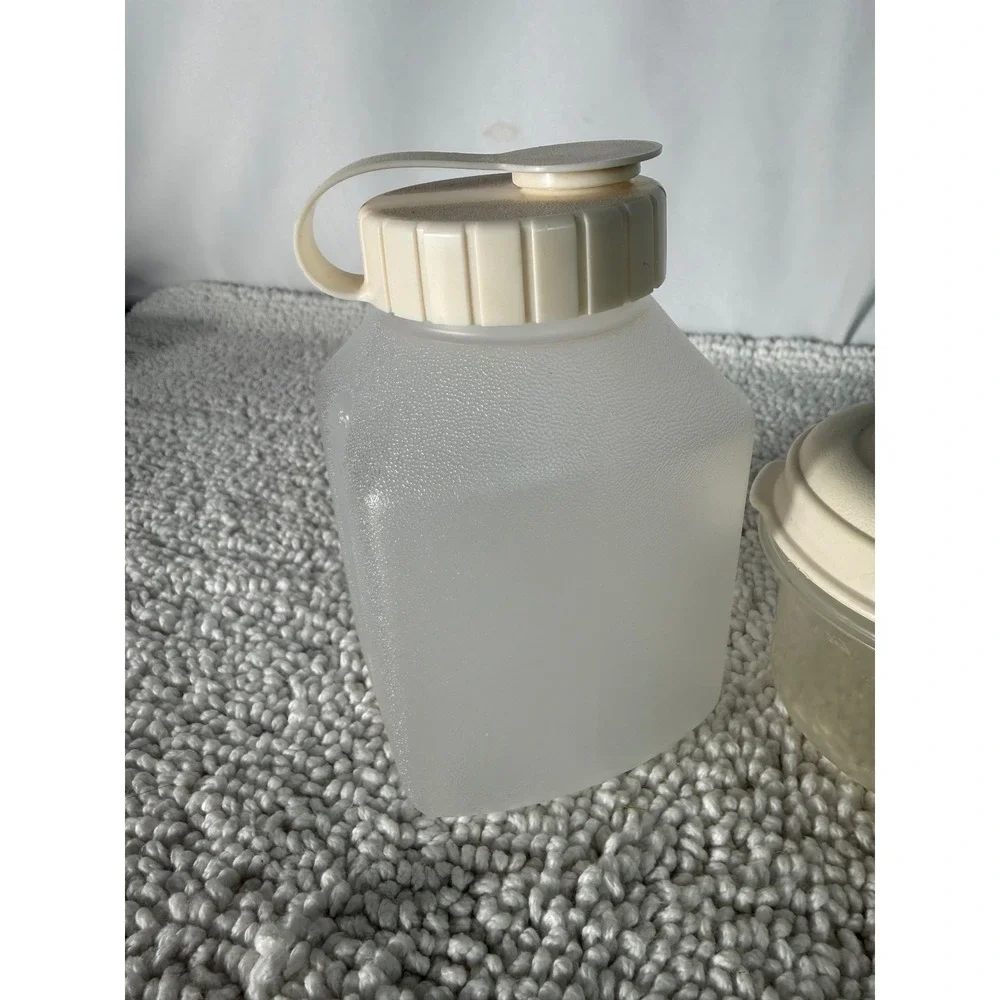 VTG Rubbermaid Servin Saver Shaker Bottle and Round Storage Containers 3pc‎ Set